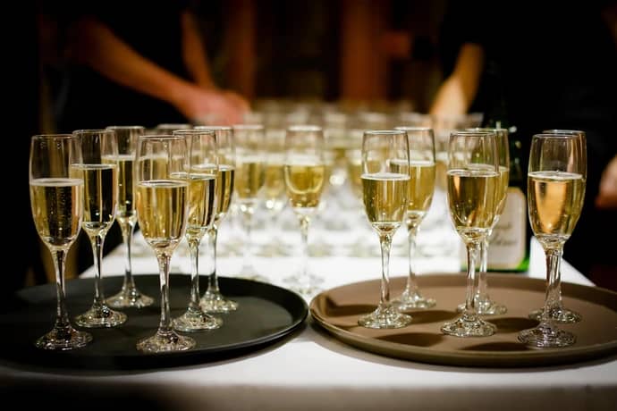Gläser mit Sekt auf einem Tisch, ideal für Feiern.