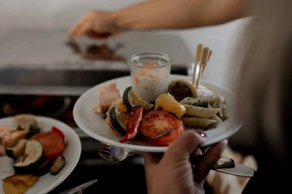 Leckeres Gericht mit Lachs und buntem Gemüse auf einem Teller.