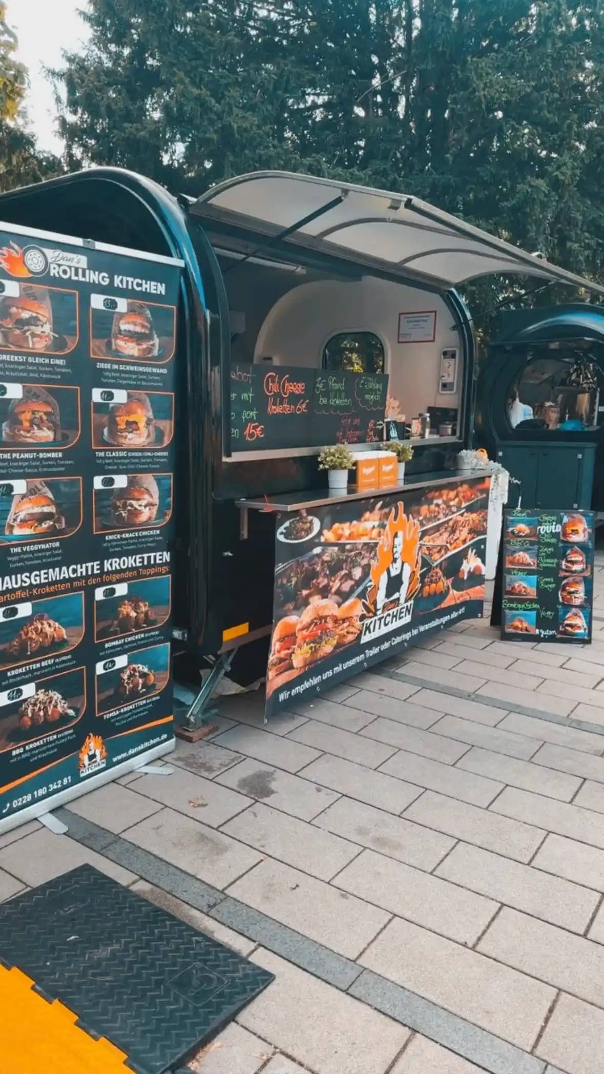 Leckerer Food Truck mit vielfältigen Gerichten wie Burgern, ideal für Street Food-Liebhaber.