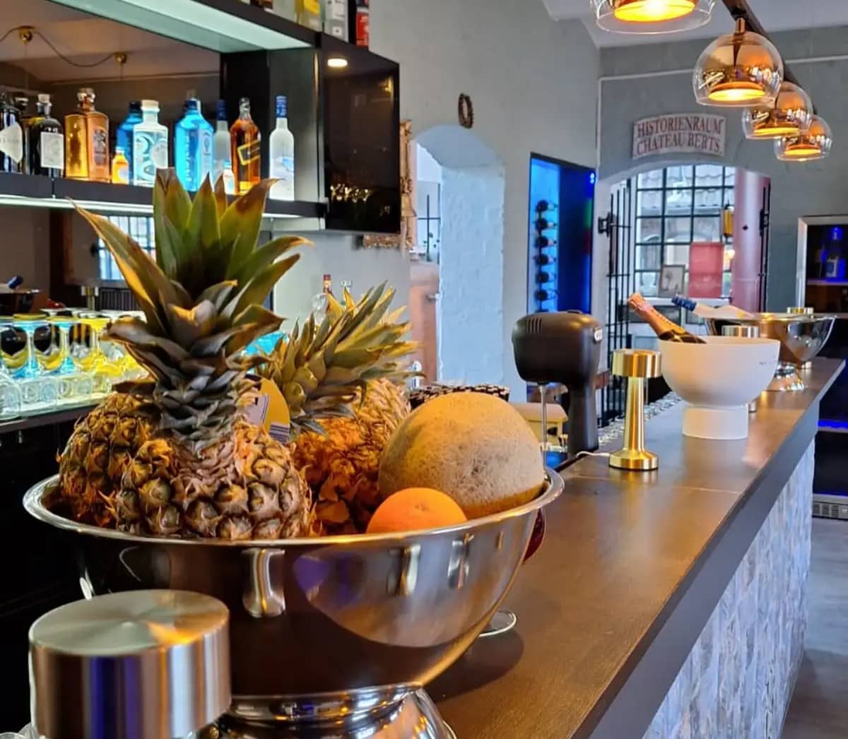 Moderne Bar mit frischen Früchten und stilvollem Ambiente.