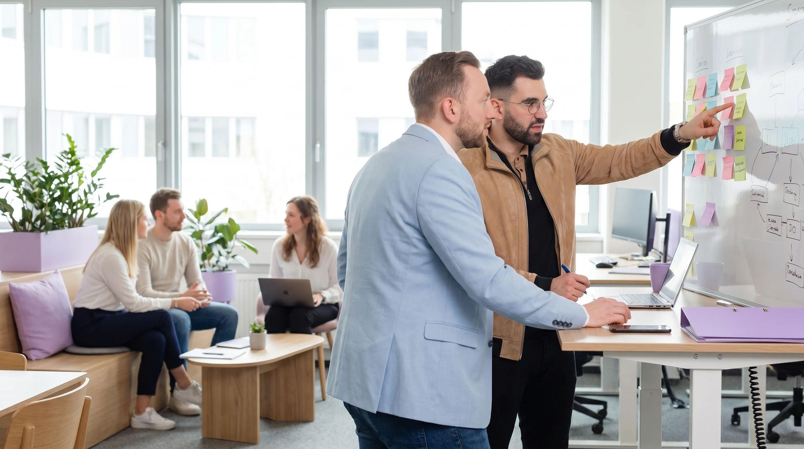 Die bvents Redaktion plant Themen am Whiteboard mit Haftnotizen, im Hintergrund bespricht sich das Team