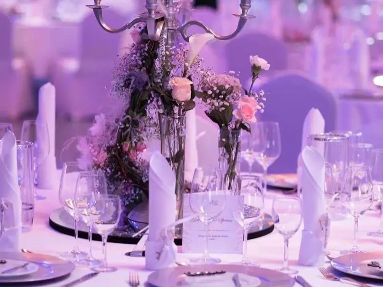 Eleganter Geckter Tisch Blumen