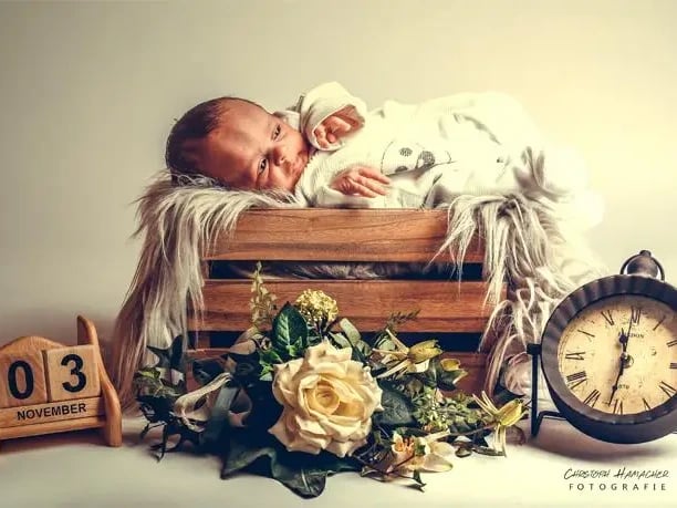 Baby Im Holzkasten Blumen Weiches Fell