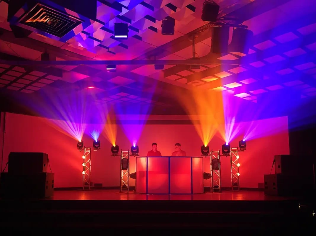 Buehne Mit Dj Und Bunten Lichtern