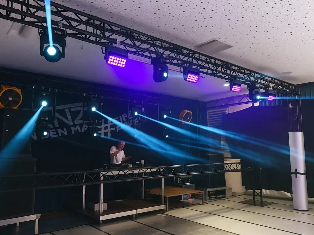 Buehnenaufbaueventdjlichtertanzbereich