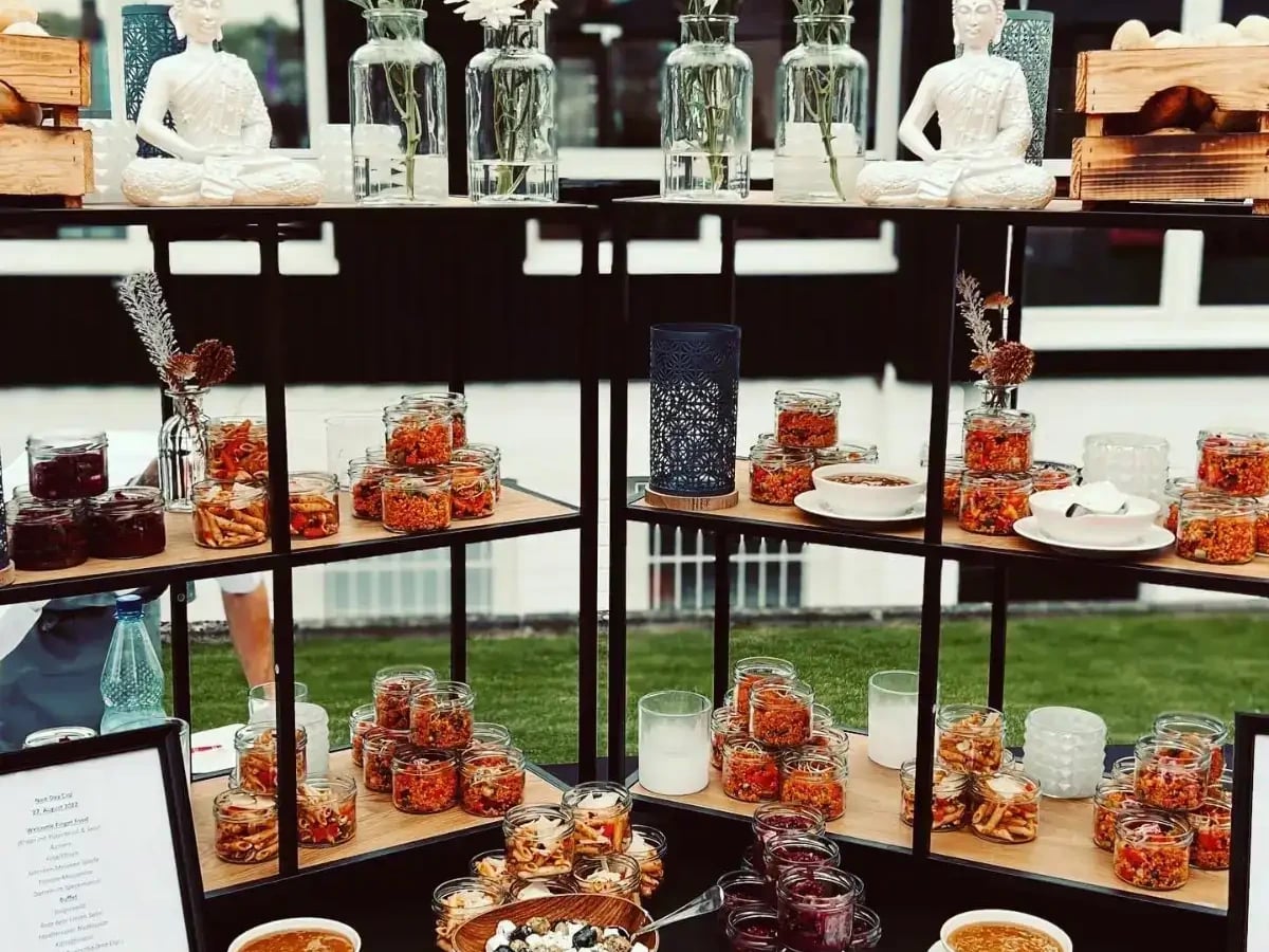 Bunte Regale Snacks Und Blumen