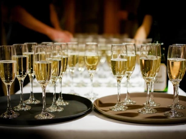 Champagnerglaeserfeierlich2023