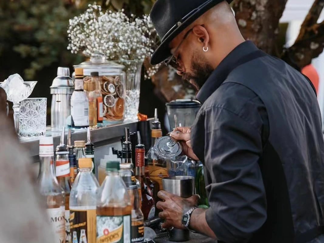 Der Barmann mixt einen Cocktail - Action-Shot vom Catering-Einsatz