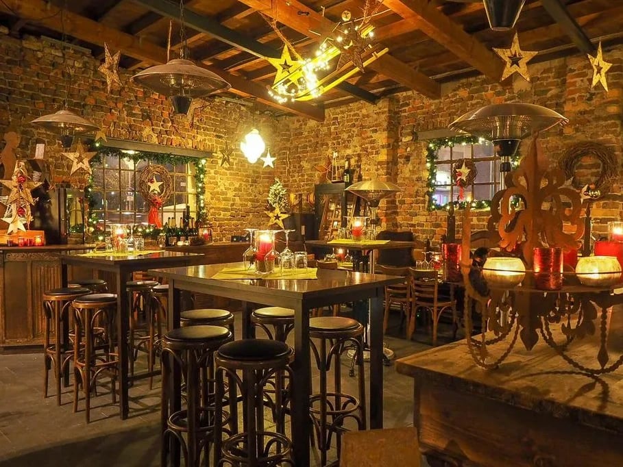 Gemuetliche Bar Restaurant Innenansicht