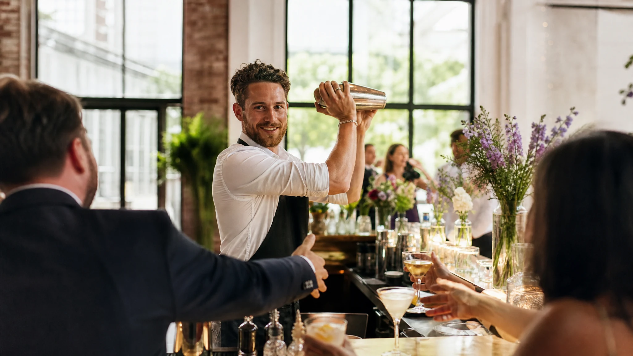 Barkeeper: Beruf, Ausbildung und wie du den Richtigen buchst