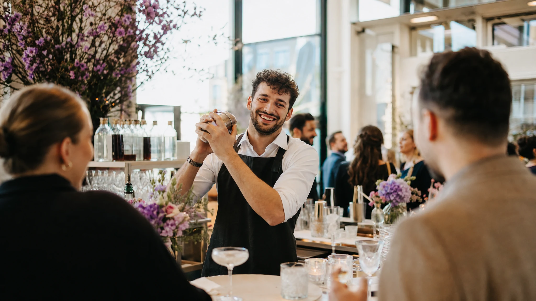 Barkeeper Bonn: Mieten, arbeiten, anheuern