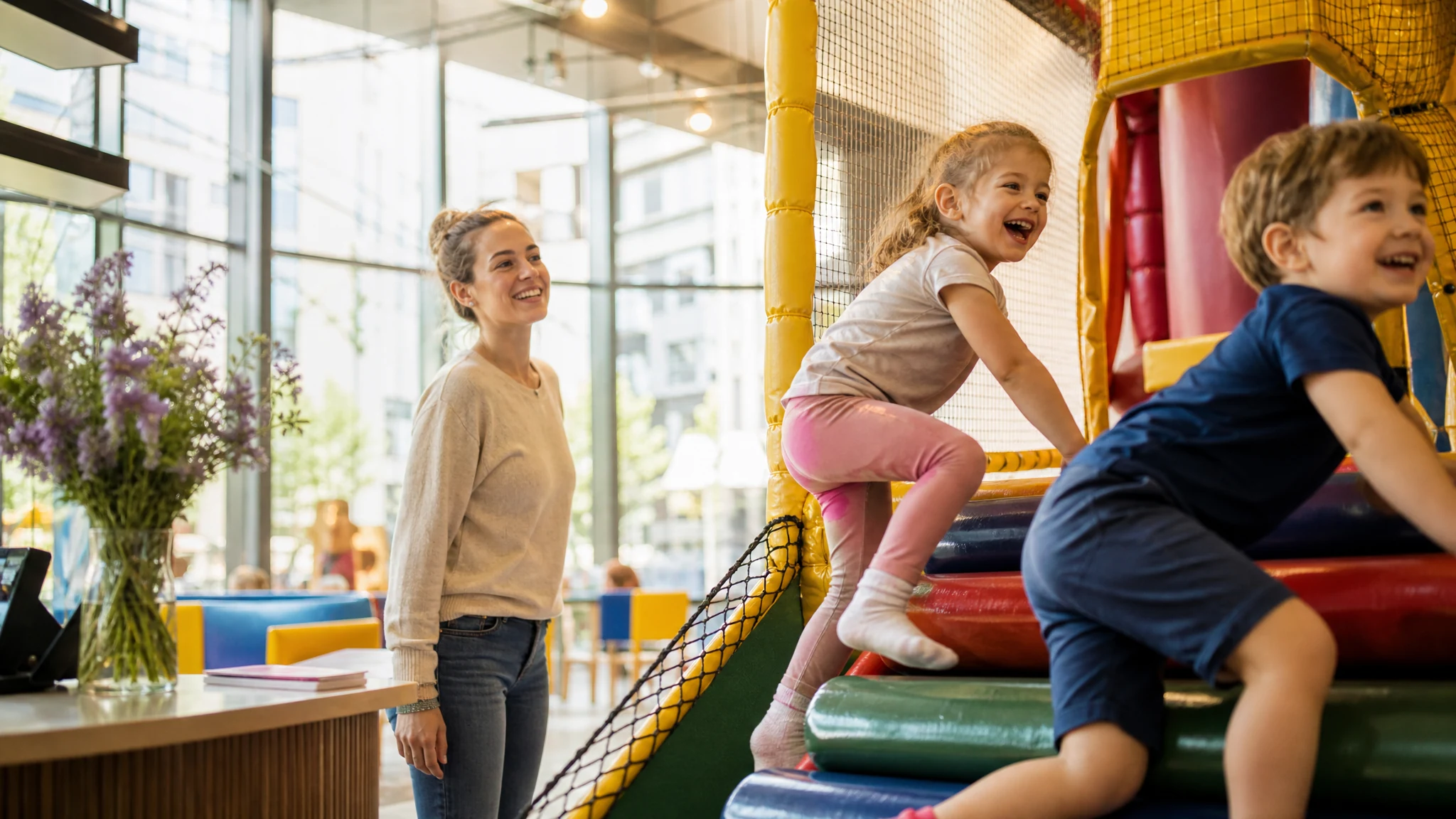 Berlin Indoor Spielplatz: 7 Hallen, die deinem Kind den Regentag retten