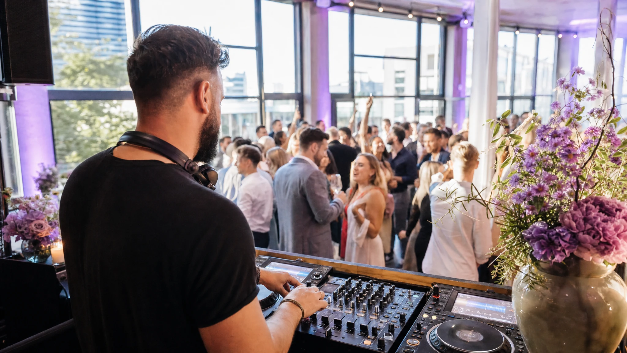 Düsseldorf DJ buchen: So findest du den Sound, der deine Nacht trägt