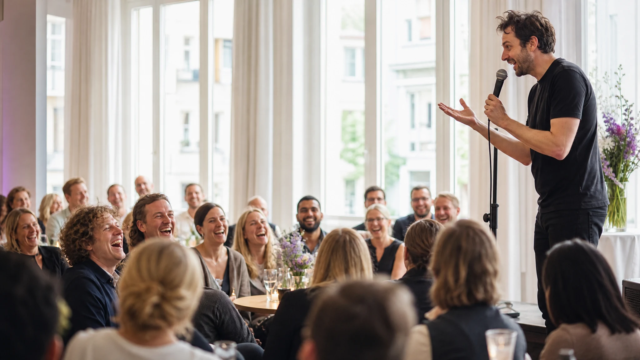 Comedian buchen: Stand-up, Kabarett oder Walking Act - welches Format passt zu deinem Event?