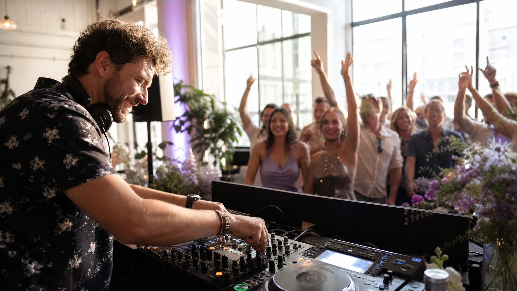 DJ buchen: Was du wirklich brauchst, bevor der Beat läuft