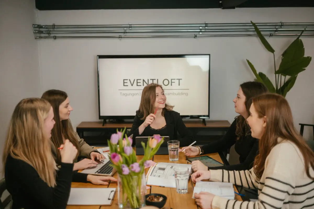 Frauen Diskussion Modern Buero
