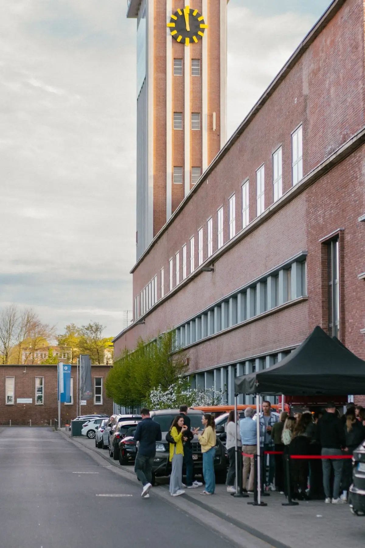 Menschen Vor Gebaude Unter Sonne