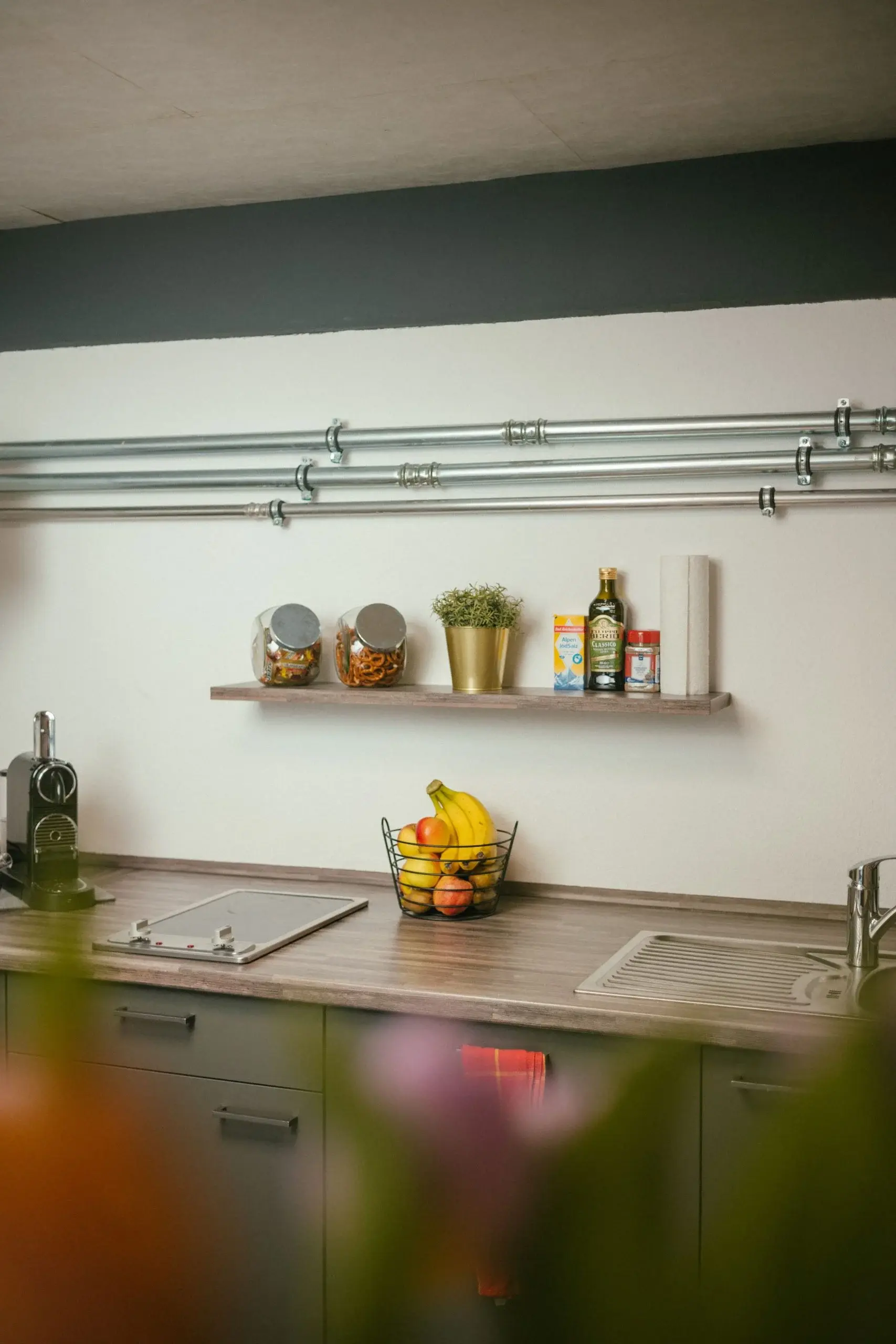 Moderne Kueche Mit Regal Und Obstkorb