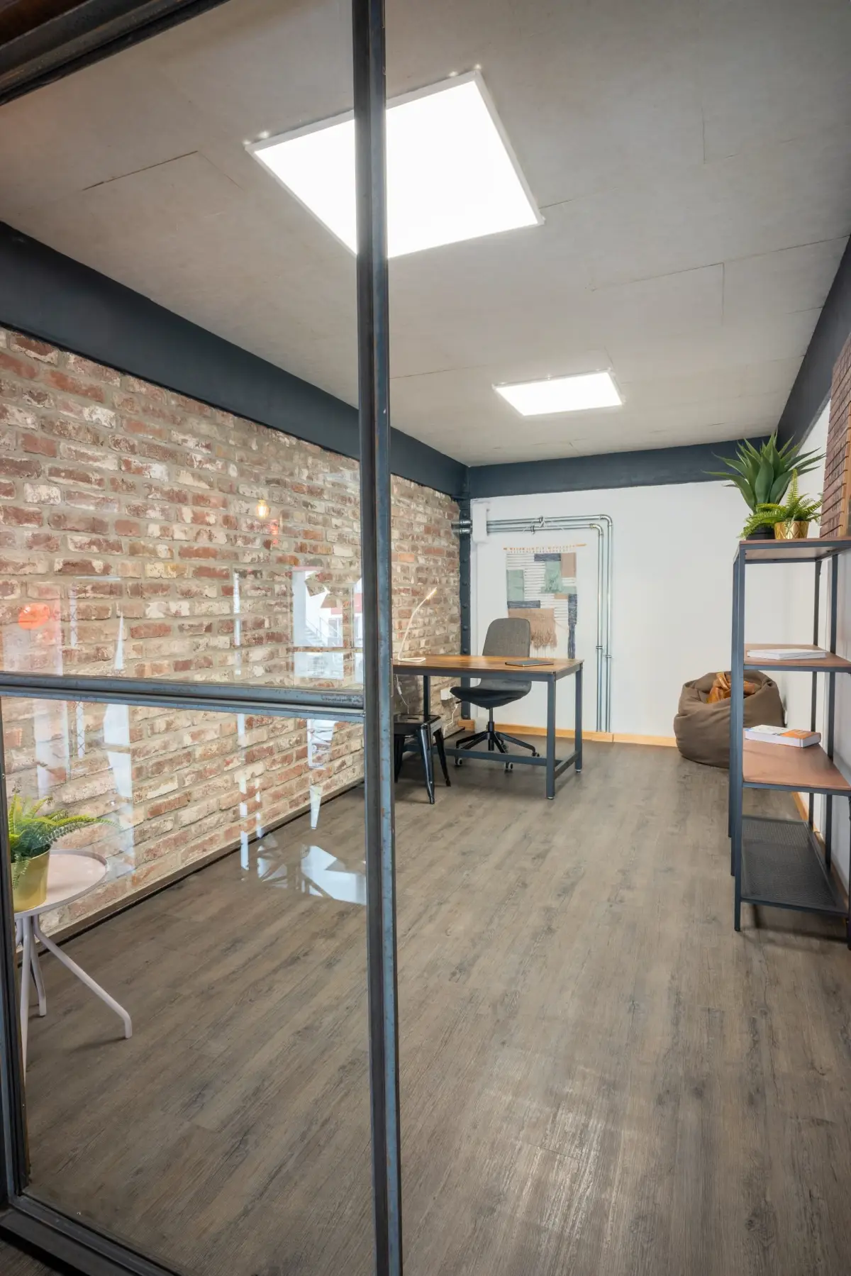 Modernes Buro Mit Glaswand