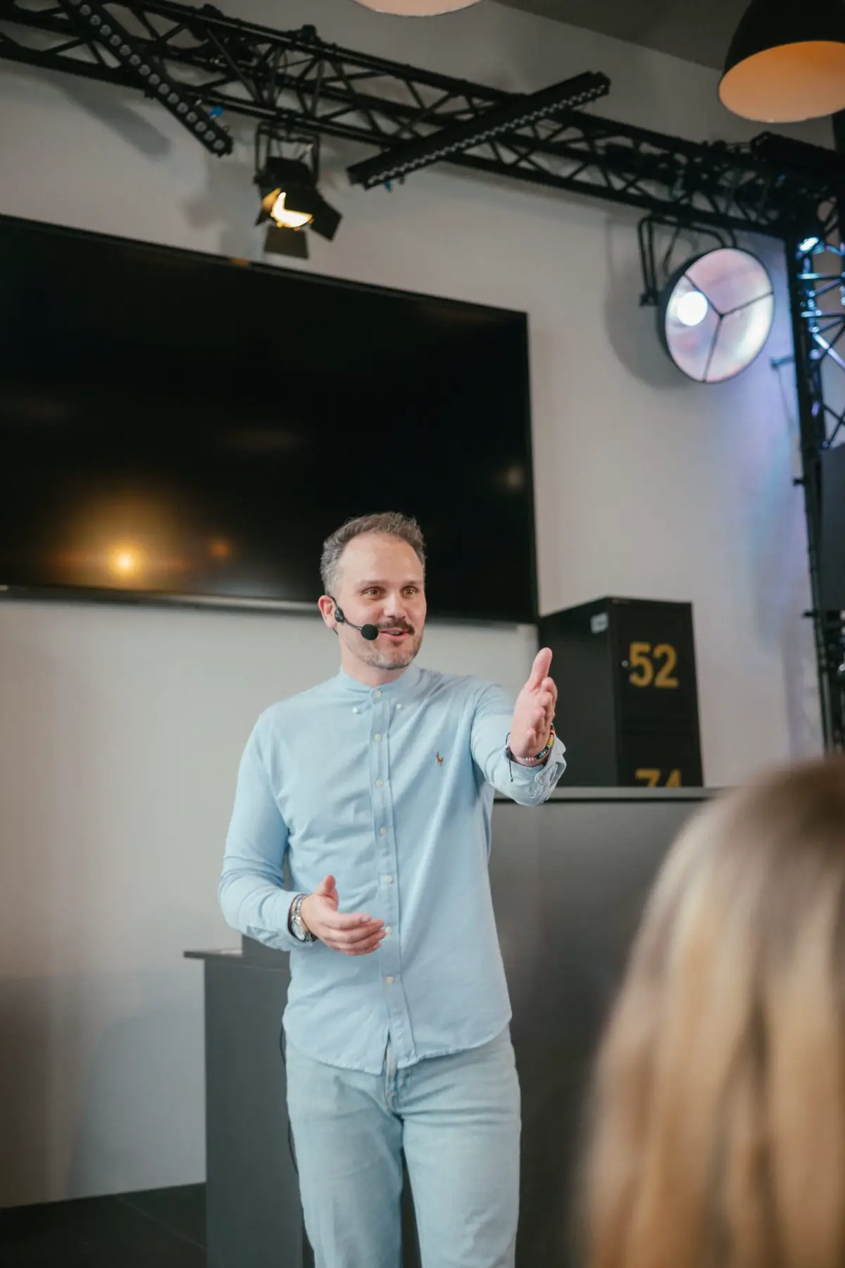 Person Spricht Seminar Praesentation Gestikuliert