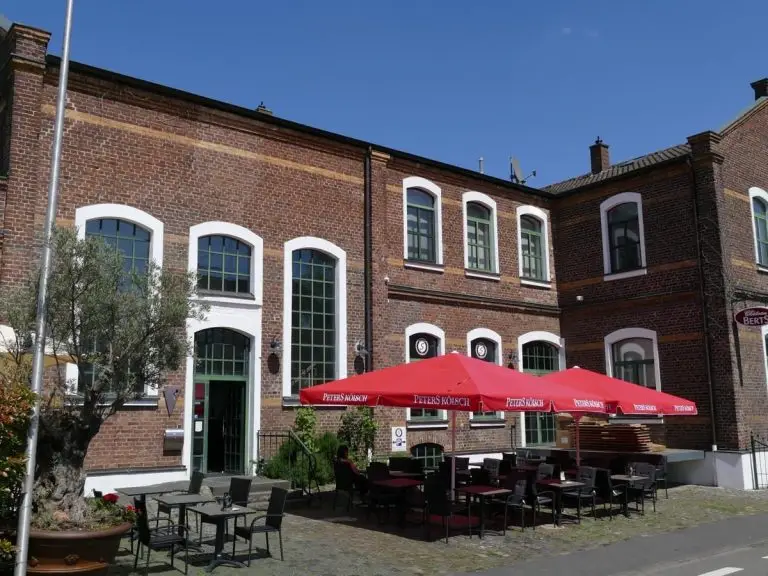 Restaurant Aussenbereich Sonnenschirme