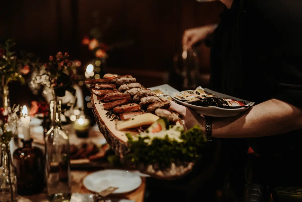 Abendessen Grillgerichte Dinner Tisch Blumen