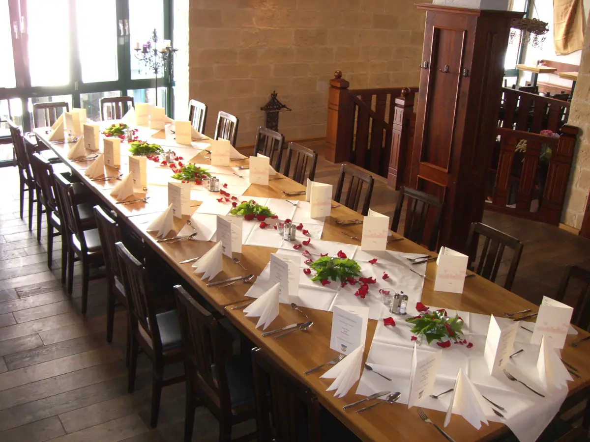 Eleganter Tisch Mit Deko Und Blumen