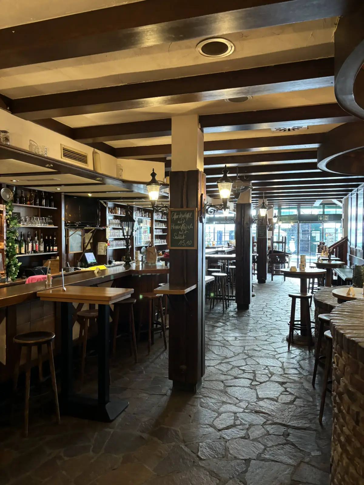 Restaurant Bar Holzbalken Stone Floor