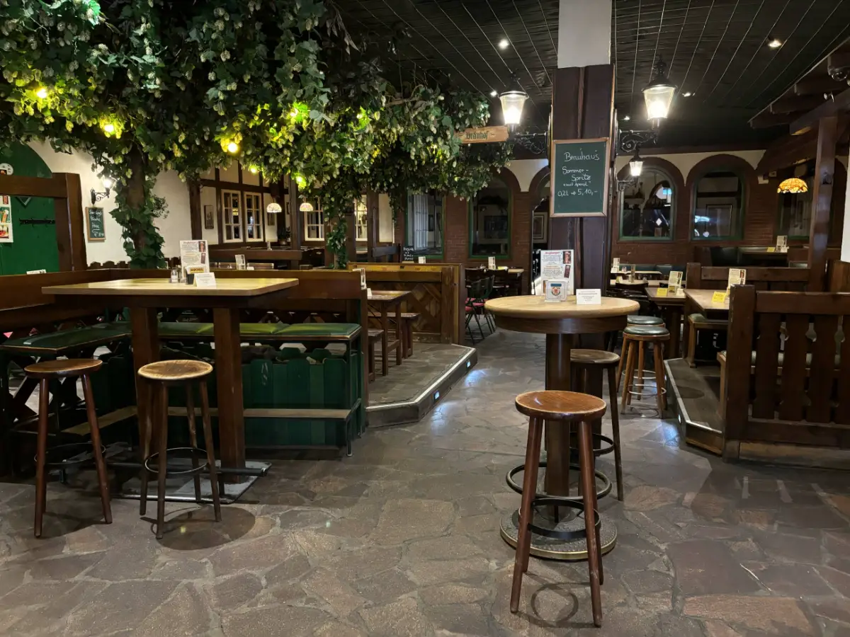 Restaurant Bar Holztische Gruen Ambiente