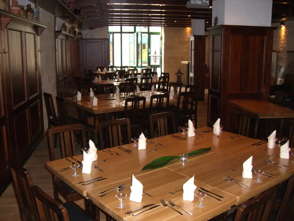 Speisesaal Holztische Restaurant Licht Ambiente