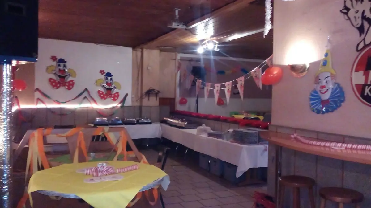 Kinderpartyfestlichclowndekoballontische