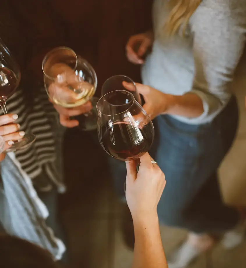 Gemuetzliche Feier Mit Wein