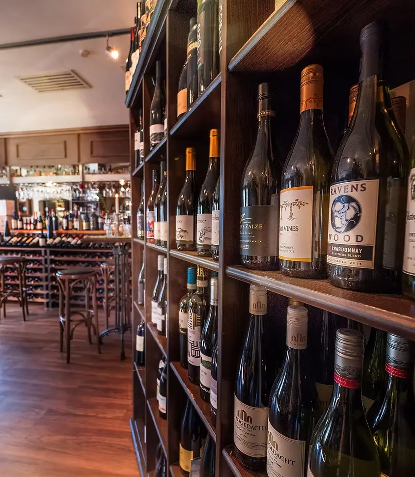Weinbar Holzregal Stilvolle Flaschen