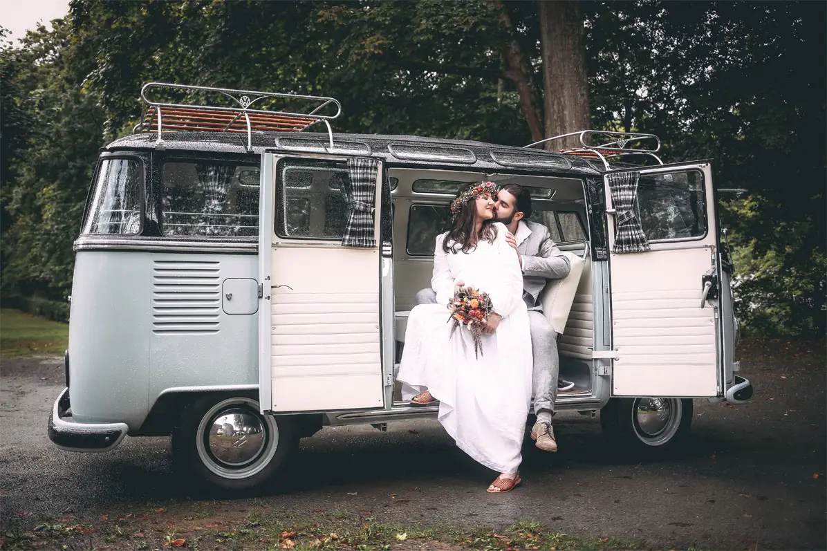 Paar Vintage Volkswagen Van Hochzeit Natur