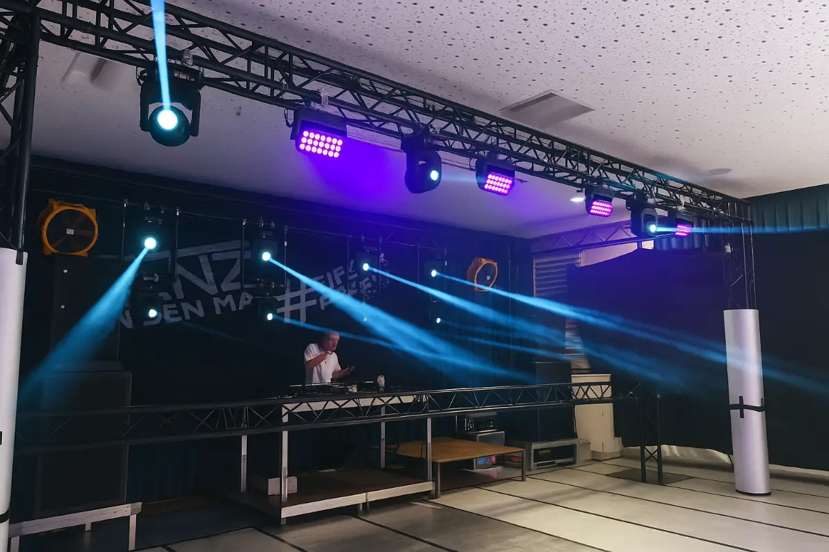 Buehnenaufbaueventdjlichtertanzbereich