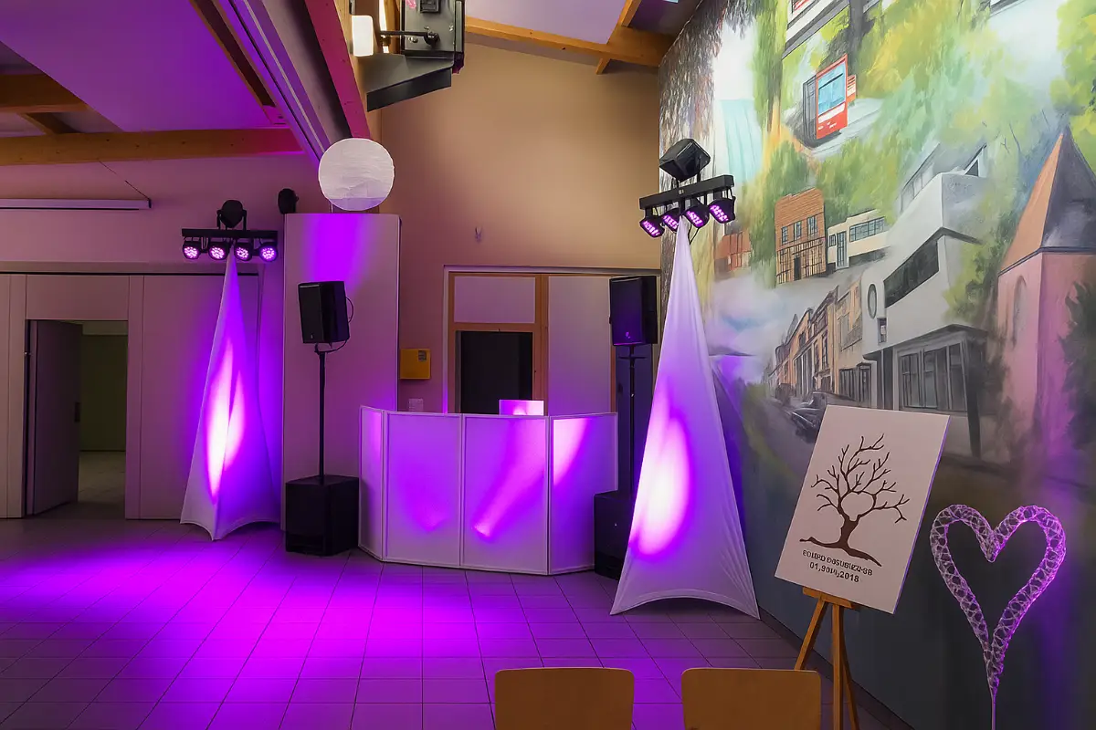Veranstaltungsraummitbunterwandbar