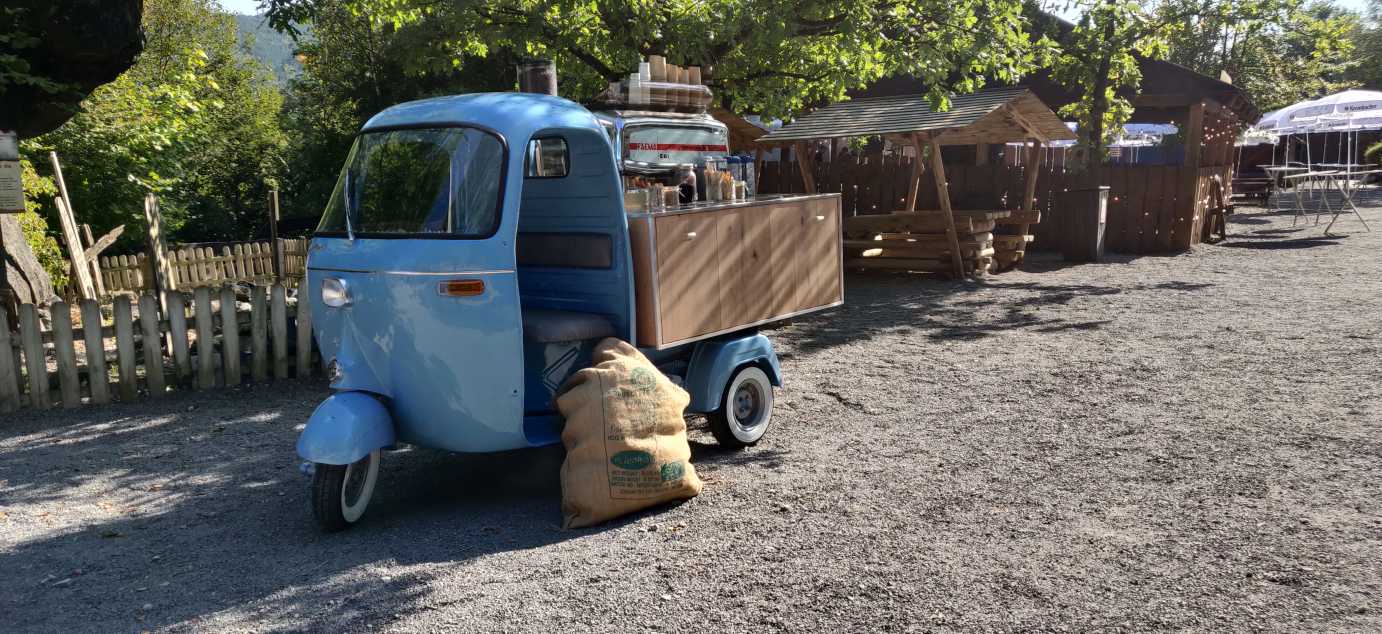 Der Barmann – Kaffeemobil-Piaggio-APE-Blau-outdoor.jpg