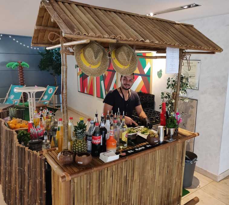Tropische Bambusbar von Der Barmann mit Barkeeper