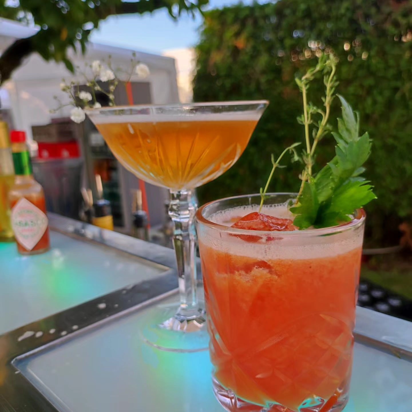 Zwei handgemixte Cocktails von Der Barmann – Detailaufnahme