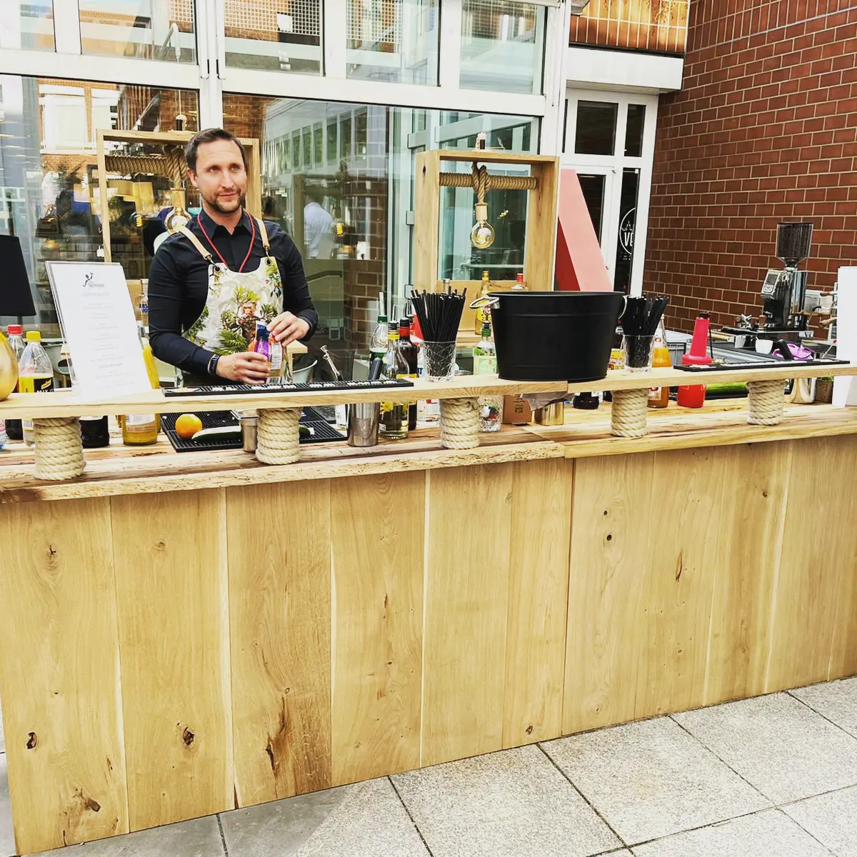 Holzbar von Der Barmann mit Barkeeper im Einsatz
