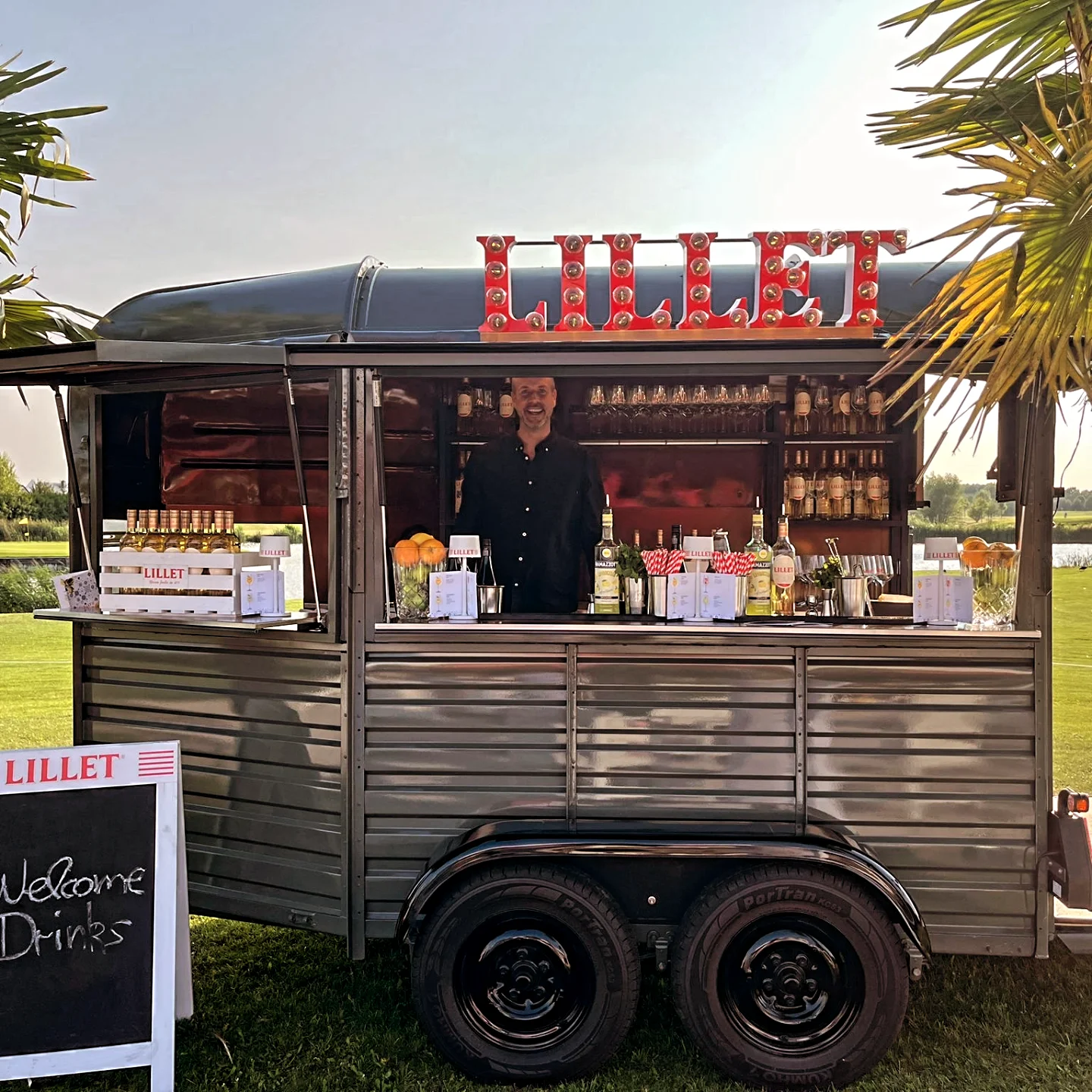 Lillet-Cocktailbar im Pferdetrailer von Der Barmann