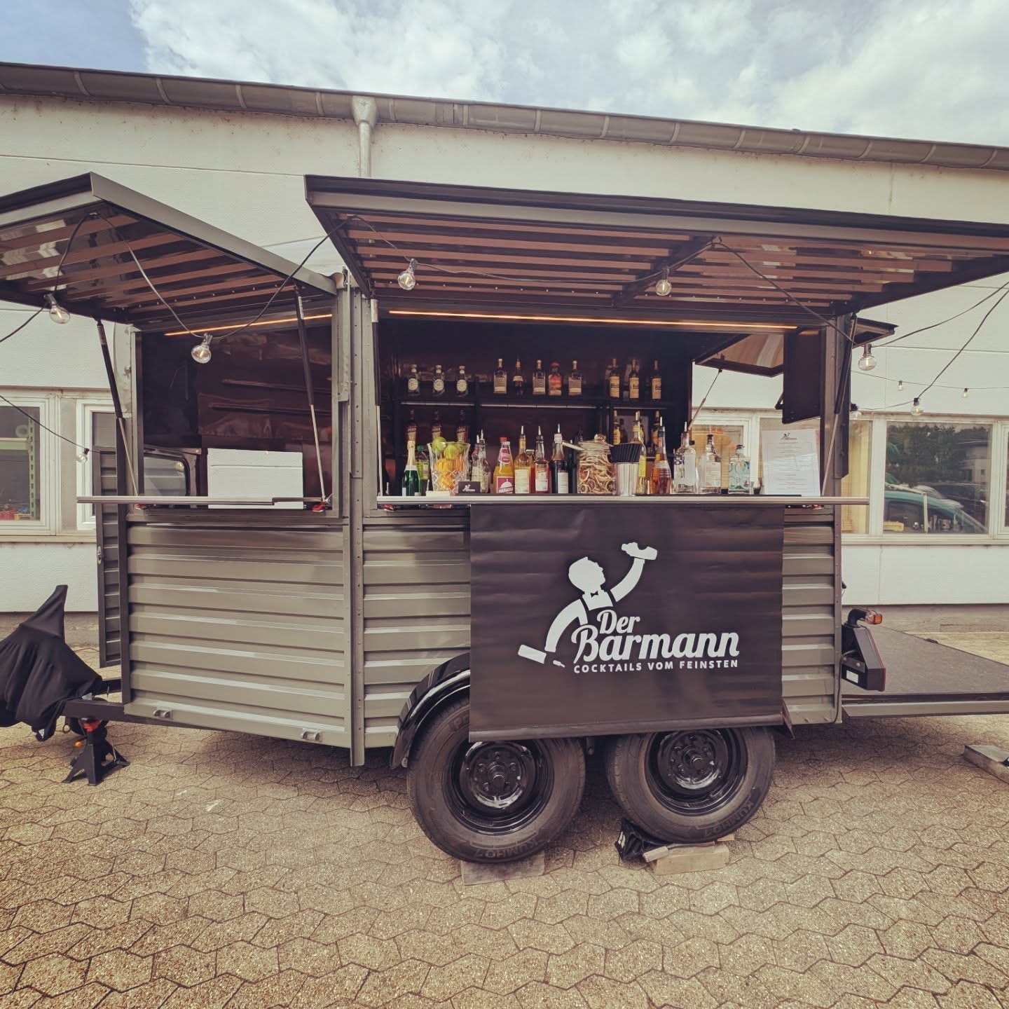 Mobile Cocktailbar von Der Barmann mit Logo „Cocktails vom Feinsten"