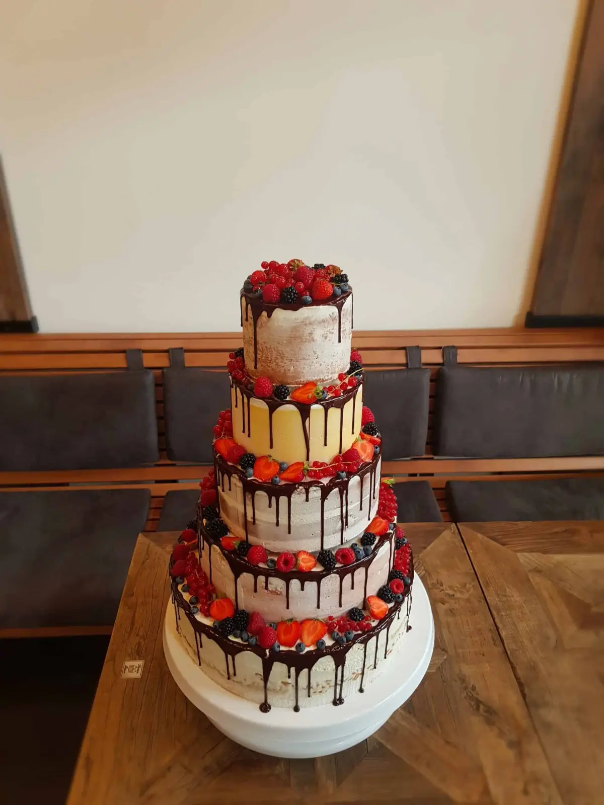Mehrschichtige Torte Schokoladen Fruechte