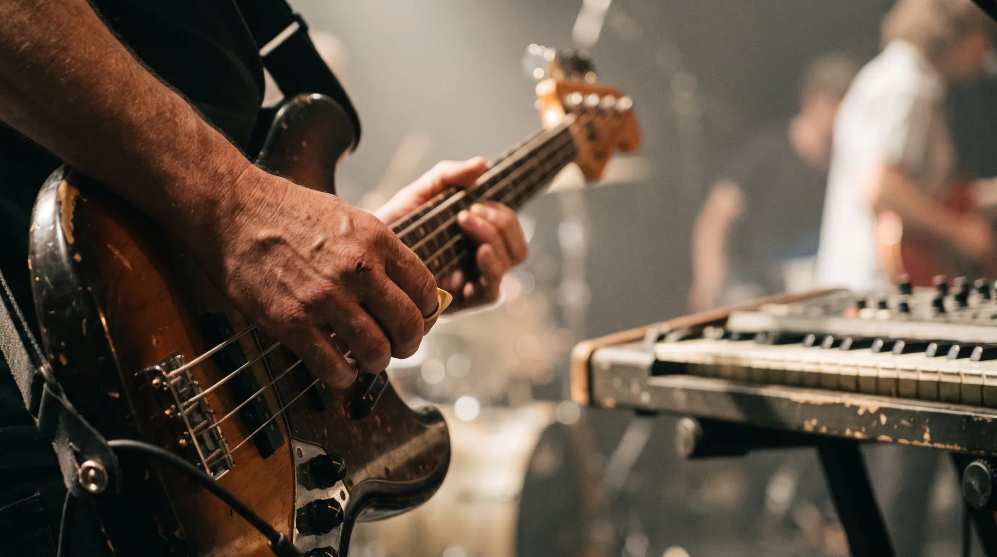 Instrumente einer Live-Band bei einem Auftritt in Siegburg
