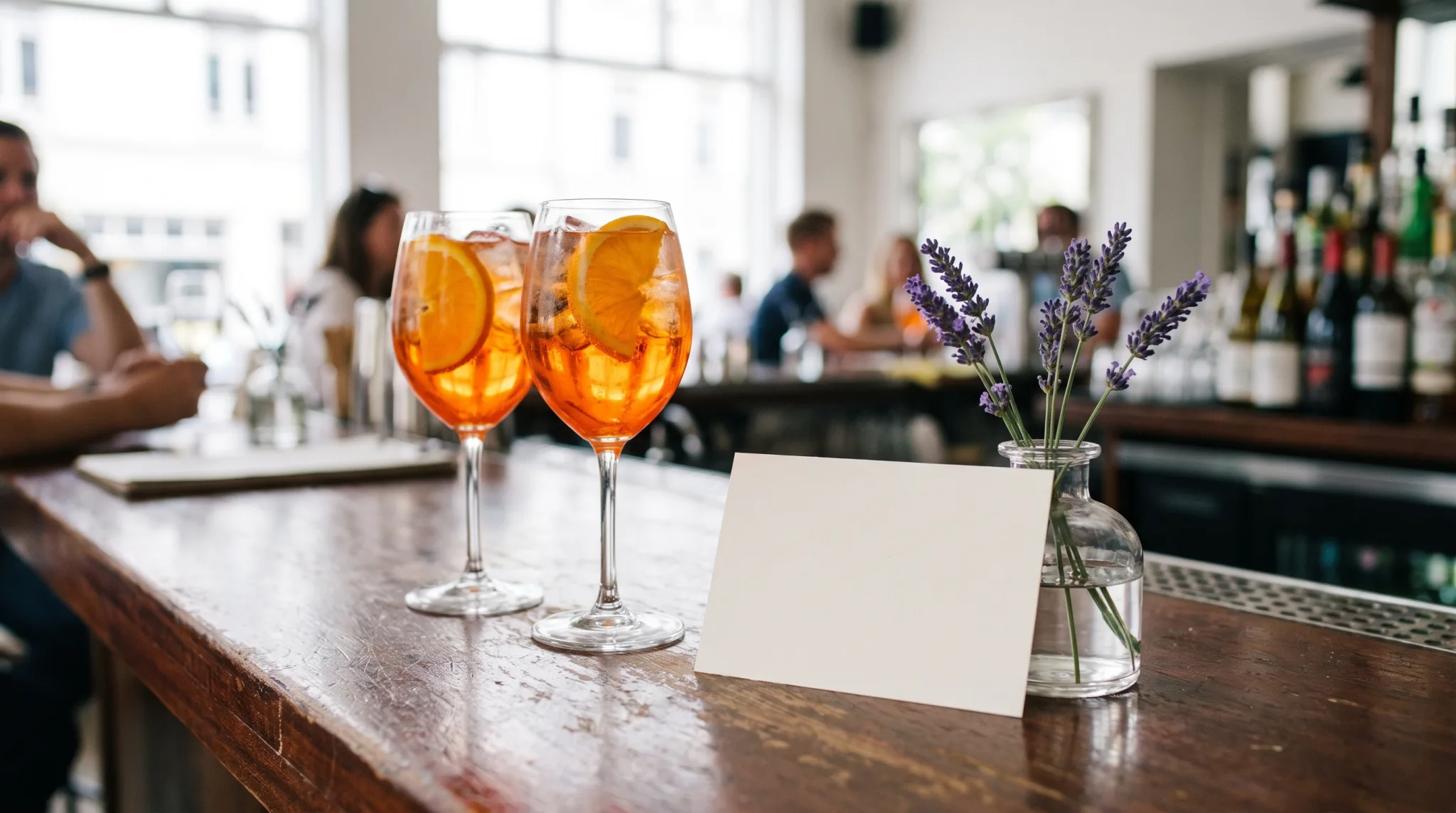 Bartresen und Cocktails in einer gemieteten Bar in Düsseldorf