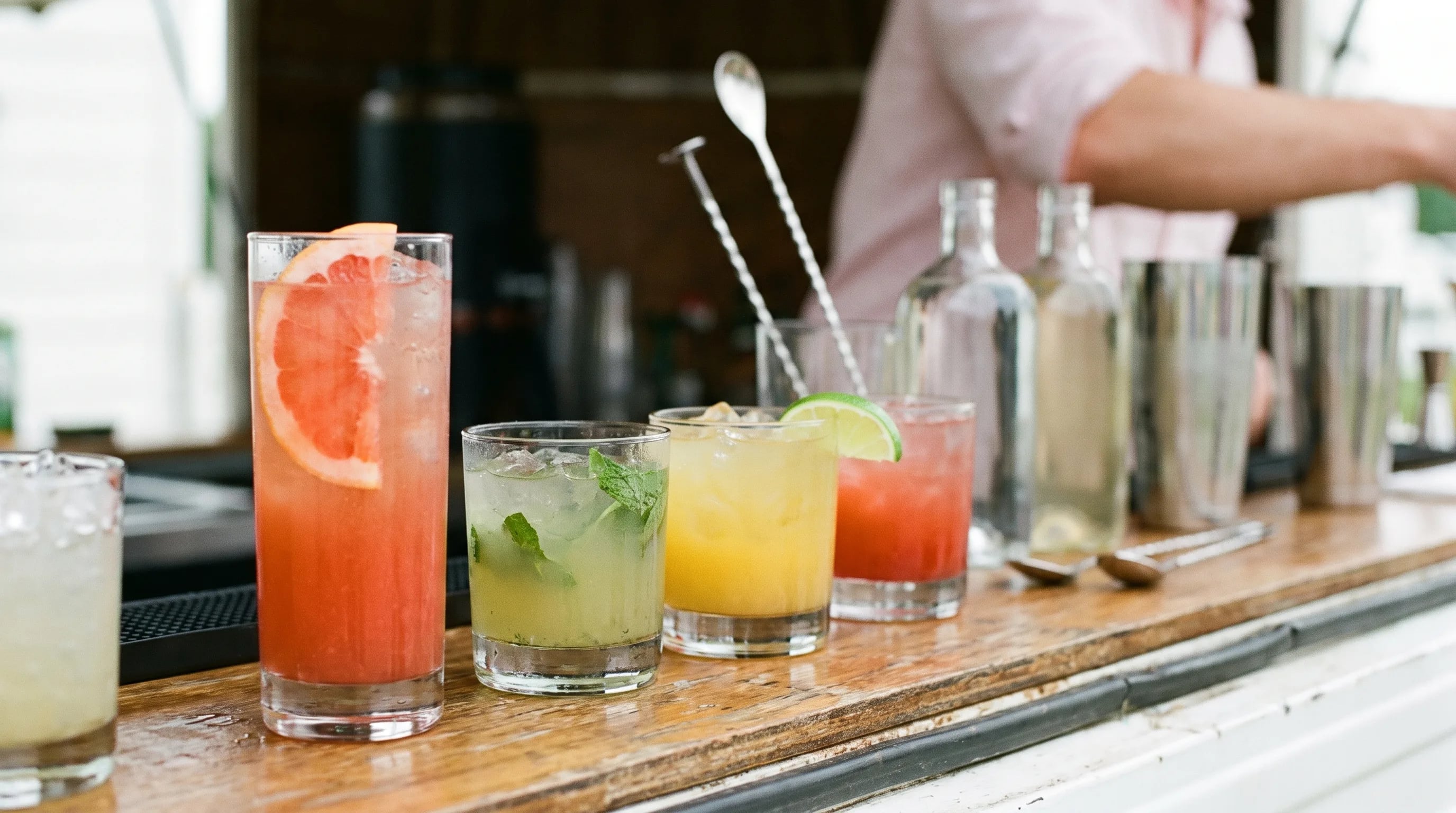 Bunte frische Cocktails auf einer mobilen Bartheke