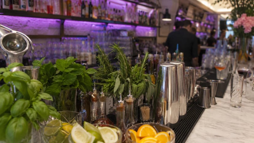 Professioneller Barkeeper mixt einen Cocktail an einer mobilen Theke auf einem Event