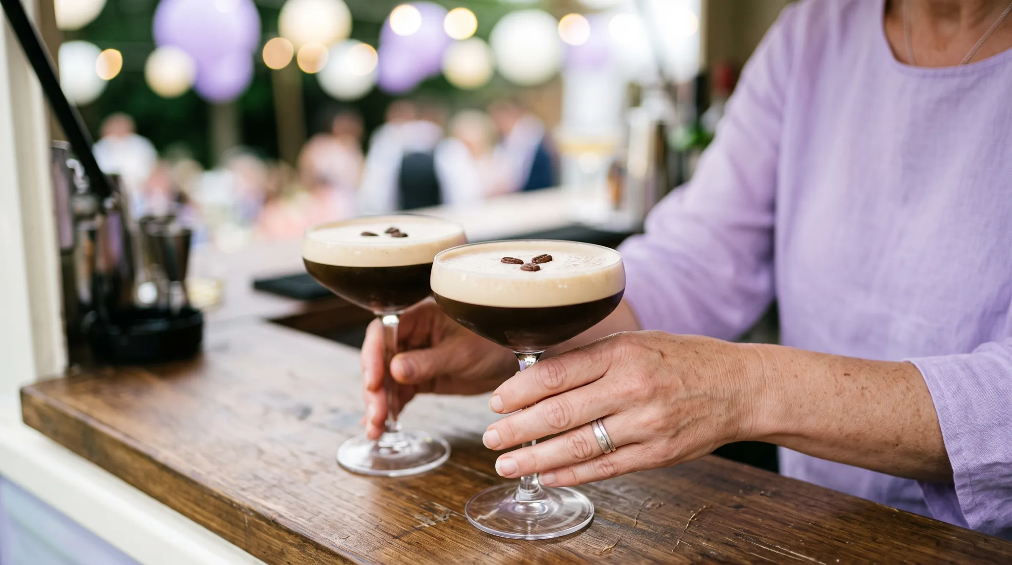 Espresso Martini mit Kaffeebohnen-Garnitur auf der Theke einer mobilen Bar