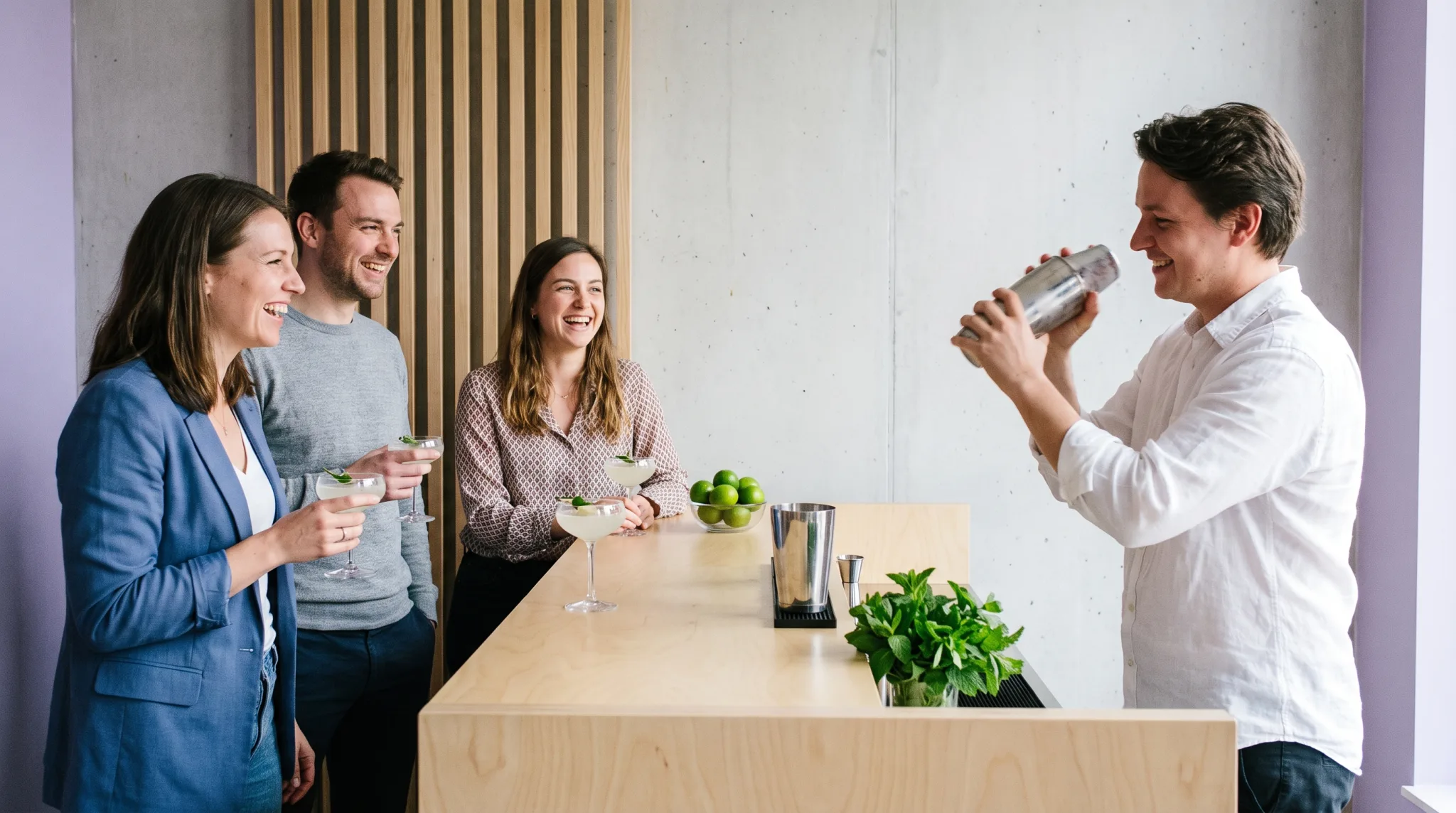 Barkeeper mixt Cocktails an einer mobilen Bar auf einer Firmenfeier in einer modernen Location in Sankt Augustin