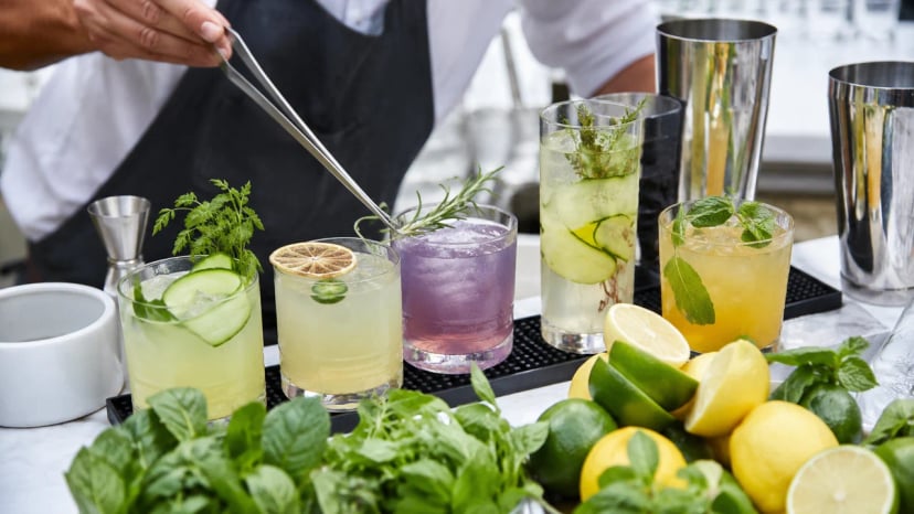 Professioneller Barkeeper Siegburg mixt Cocktails an mobiler Bar bei einer Hochzeit